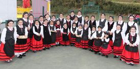 El grupo de pandereteras que ayer actu� en la sesi�n de baile infantil en las fiestas de Vieiro. 