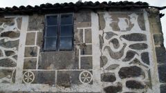 Esgrafiado en la fachada de una vivienda de Vilela, en el municipio de Taboada