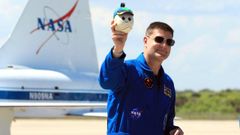 Jeremy Hansen, de la Agencia Espacial Canadiense (CSA), sosteniendo Rise, la mascota lunar e indicador de gravedad cero para el vuelo de prueba alrededor de la luna. 