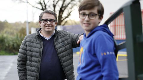 Carlos Garc�a y su hijo, del mismo nombre, de 11 a�os, junto al colegio Atocha Betanzos.