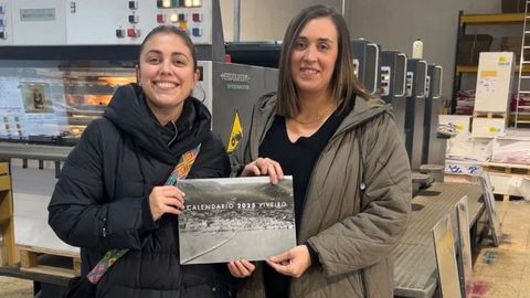 Cristina Parapar y Raquel Trasancos, integrantes de la comisin, con el calendario