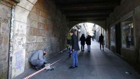 Trabajos para instalar una nueva iluminacin artstica en la calle Don Gonzalo, en Pontevedra