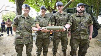 El sargento m�s joven de la Brilat, tercero por la izquierda, junto a tres soldados.