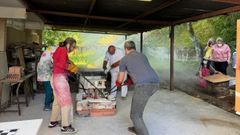Las piezas se extraen del horno a cerca de mil grados antes de introducirse en serr�n para completar el proceso tradicional.