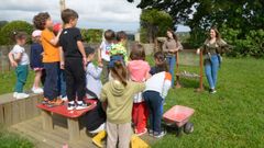 Los ni�os juegan y aprenden en el gran jard�n de la escuela de Pravio.