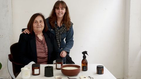 Ana Garc�a e a s�a filla Andrea Morandeira, cunha das candeas da su firma sostible Recendo que fabrican en Curtis.