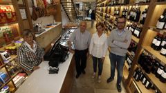 Los nietos del fundador, �ngeles y Francisco, a la derecha en una imagen de archivo de Casa Chao en Viveiro