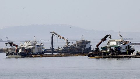 Las embarcaciones auxiliares de la acuicultura, como estos tres bateeiros de la r�a de Arousa, no reciben compensaciones p�blicas por la subida del gasoil.