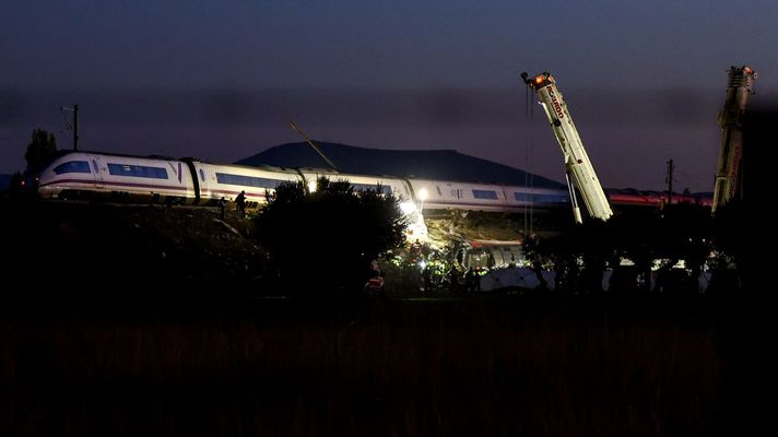 Servicios de emergencia trabajan en el lugar del accidente de dos trenes de alta velocidad, uno de Renfe y otro de Iryo, que�colisionaron a primera hora de este mi�rcoles�en Urda.