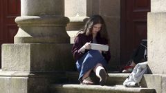 Foto del pasado mes de marzo de una joven en la �nica facultad de Medicina de Galicia, en la Universidade de Santiago