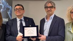 Diego Gonz�lez Rivas, a la derecha, recibi� el premio de manos del rector de la Universidad de Siena