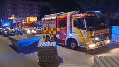 Intervenci�n de los bomberos en un incendio en una vivienda de Nar�n, la pasada Madrugada.