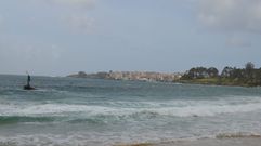 Las boyas delimitan la zona de ba�o en la playa de Silgar, en Sanxenxo, desde ayer por la ma�ana