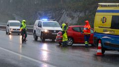 Un turismo colision� con la mediana de la AG-11 tras hacer acuaplanin, ayer, en Rianxo.