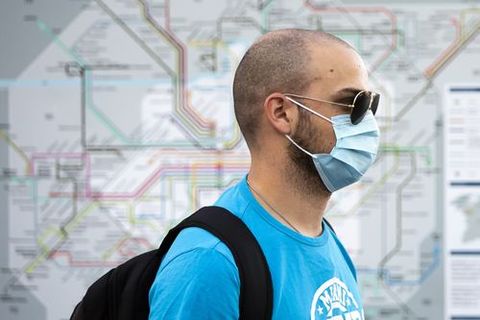Un pasajero suizo, donde desde hoy es obligatorio el uso de mascarillas en el transporte p�blico