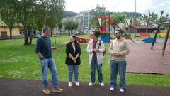 La diputada de Plans Provinciais (segunda por la izquierda), con el alcalde y dos concejales, ayer en el parque de A Magdalena