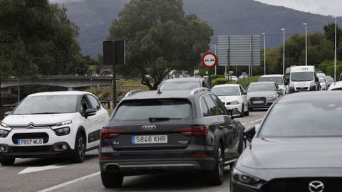 Varios vehículos a la entrada de Viveiro.