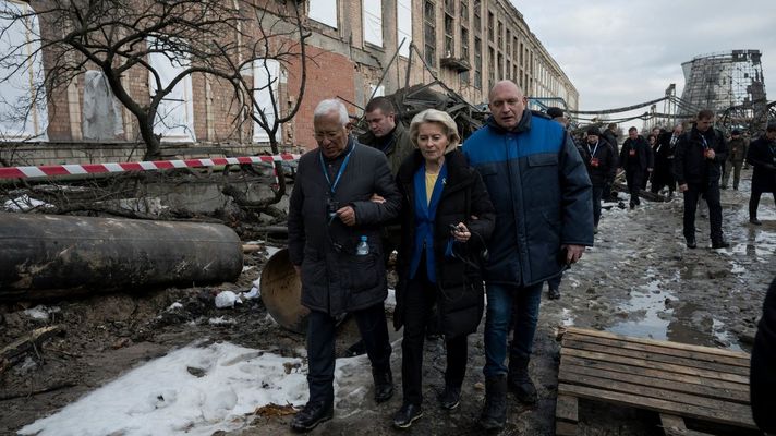 La presidenta de la UE, Ursula von der Leyen, visita una planta de energ&iacute;a destruida por Rusia en Kiev.