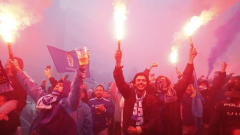 Recibimiento al Real Oviedo antes del partido de playoff contra el Eibar