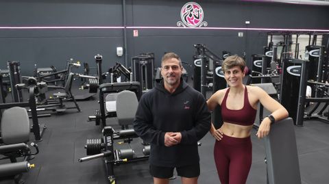 Javier y Martina dirigen el primer gimnasio de fuerza exclusivamente para mujeres abierto en la ra de Andaluca (en el polgono de Costa Vella), FemmeFit. Con un amplio espacio para aparcar, una sala de musculacin de 460 m2, adems de un patio trasero de 110 m2 que planean convertir en zona de entrenamiento al aire libre para la prxima primavera, ya tienen clientas que van all cada semana desde Carballo, Melide o Padrn.