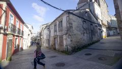 La existencia de edificios en mal estado contrasta con la realizacin de obras por el plan de rehabilitacin