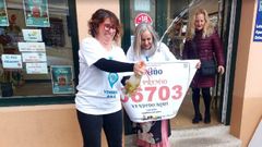 Laura �lvarez y Mar L�pez festejan el d�cimo premiado que se vendi� en la librer�a Cruceiri�o. A la derecha, su amiga la escritora Gloria Guerrero