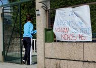 En la guardería han colocado una pancarta pidiendo que vuelvan los niños. 
