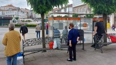 Personas esperando este martes por el autob�s de  A Coru�a en la parada de Betanzos