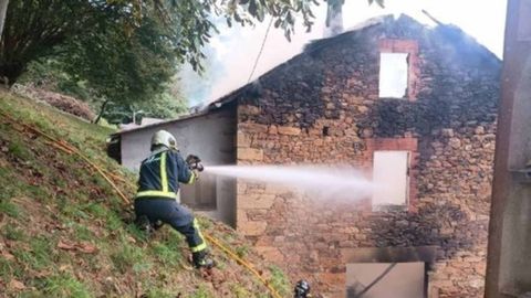 Un bombero sofocando un incendio en Vald�s