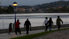 Imagen de archivo de gente en el paseo de O Burgo