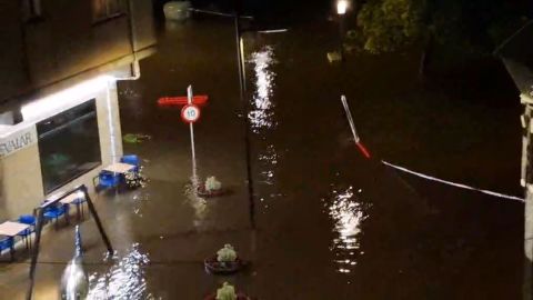 El r&iacute;o Mi&ntilde;or inund&oacute; el centro de Gondomar esta noche