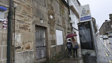 El número 23 de la rúa San Roque es uno de los cuatro edificios en ruinas que saldrán a puja