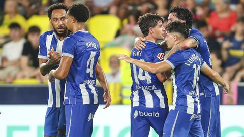 Varios jugadores del Deportivo celebran el primer tanto blanquiazul.