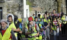 Uno de los numerosos grupos de peregrinos que transitaron por las rutas xacobeas en Lal�n. 