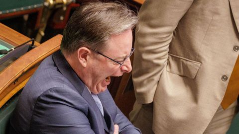 El primer ministro belga,�Bart De Wever, bosteza durante una sesi�n plenaria que acab� a las tres de la madrugada del Viernes Santo