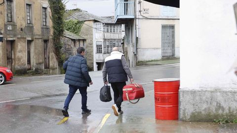 Los detenidos, saliendo del juzgado tras quedar en libertad
