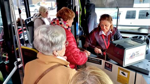 Acceso a uno de los buses que funcionan como servicios mínimos
