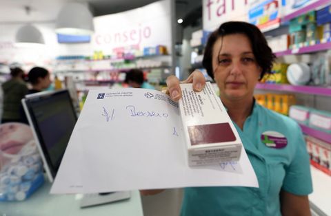 Una farmacutica muestra una caja de Bexsero, la vacuna contra la meningitis B. 