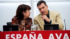 La presidenta del PSOE, Cristina Narbona, conversa con Pedro S�nchez antes de la reuni�n de este jueves de la ejecutiva federal socialista