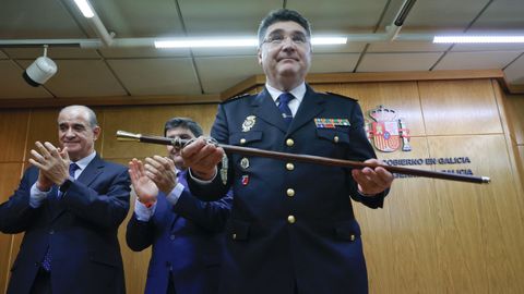 El comisario Pacheco, este lunes tras recibir el bastn de mando,en presencia del director general de la Polica y del delegado del Gobierno en Galicia.