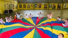 Rey Varela visitando el campamento infantil