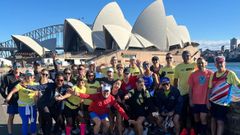 Ram�n Bermo (en el centro, de rojo) con el grupo que entren� para participar en el marat�n de S�dney