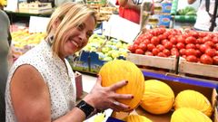 La lder de Hermanos de Italia, Giorgia Meloni, posando con un meln durante su visita a un mercado en Mesina, el pasado agosto