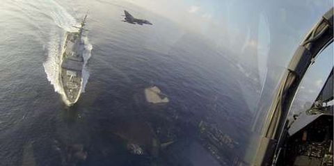 Imagen de la F-101 tomada desde un helic�ptero franc�s.