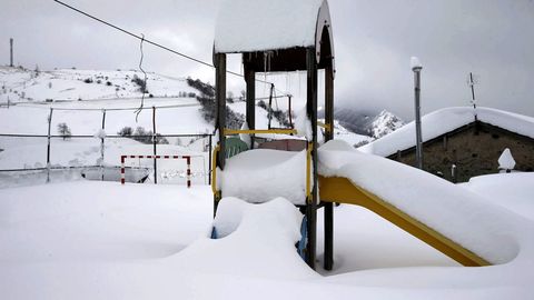  Imagen de un parque de juegos en Pajares (Asturias)