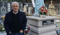 Blanco Romero, junto a la sepultura de sus padres. 