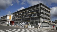 Las obras contin�an en el exterior del colegio Pedro Caselles Roll�n de Xove