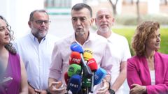 El coordinador de IU, Antonio Ma�llo, atiende a los medios en Sevilla.