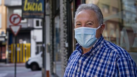 Francisco Blanco vive en el barrio de Os Mallos