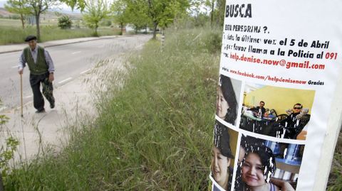 En la imagen inferior, uno de los carteles de bsqueda de la mujer estadounidense desaparecida, colocado por su hermano a la salida de Astorga.